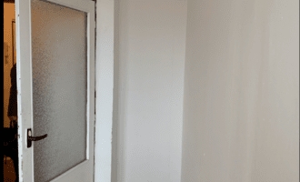 Vyrobení jednoduchých dveří, zástěny na výklenek ve zdi v bytě - stav před realizací