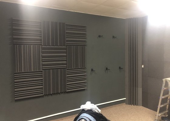 Nalepení akustických panelů a navrtání držáků na stěnu