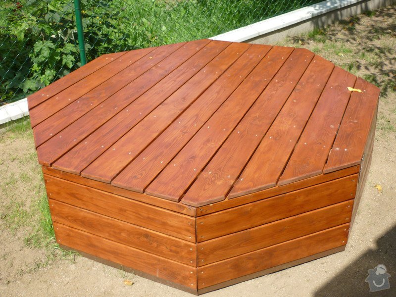 Dřevěný bezpečnostní poklop na čističku, zahradní lavička: P1020300