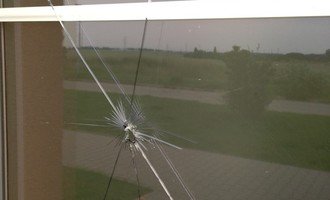 Výměna rozbitého skla - okno Vekra - stav před realizací