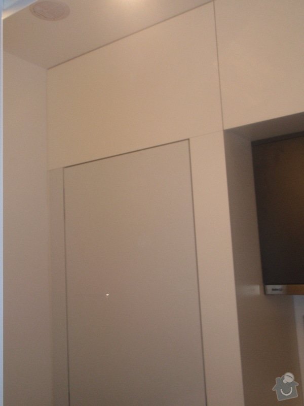 Kuchyňská linka, vest. skříně, bezpolodrážkové dveře: P5280241