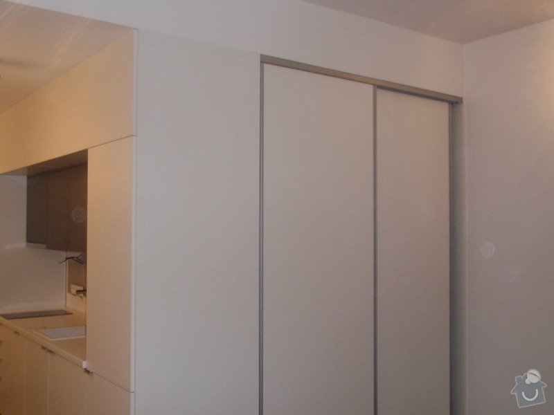 Kuchyňská linka, vest. skříně, bezpolodrážkové dveře: P5280247