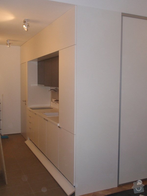 Kuchyňská linka, vest. skříně, bezpolodrážkové dveře: P5280251