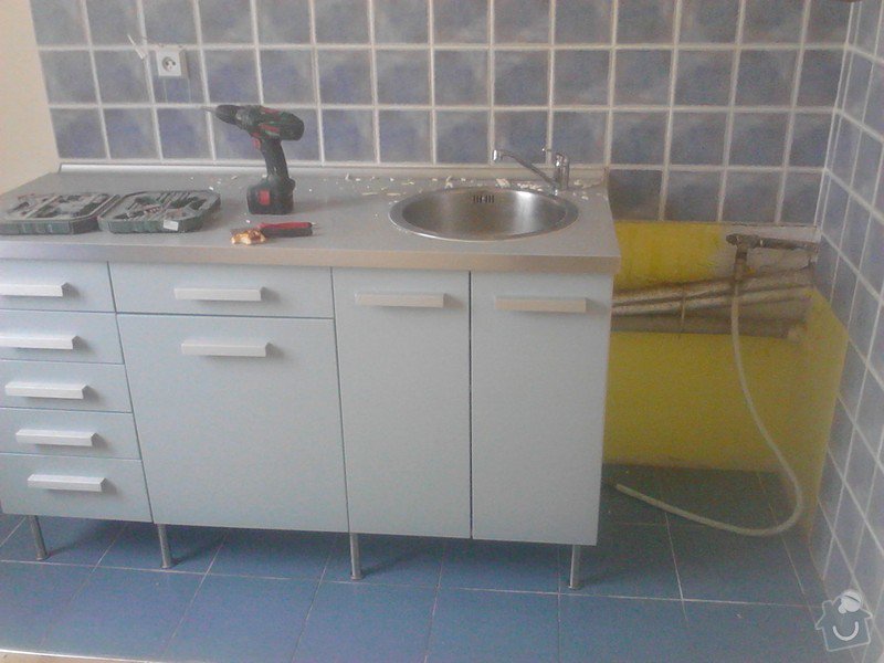 Rekonstrukce panelového bytu: puvodni_obklad_kuchyne