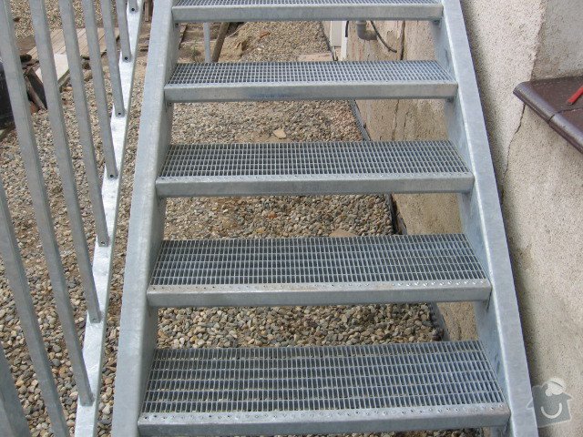 Kovové schodiště s podestou: IMG_3206