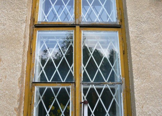 Natření/napuštění bezbarvým Luxolem, oprava a kytování  8mi dřevěných venkovních oken - stav před realizací