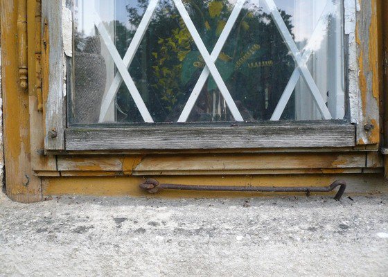 Natření/napuštění bezbarvým Luxolem, oprava a kytování  8mi dřevěných venkovních oken