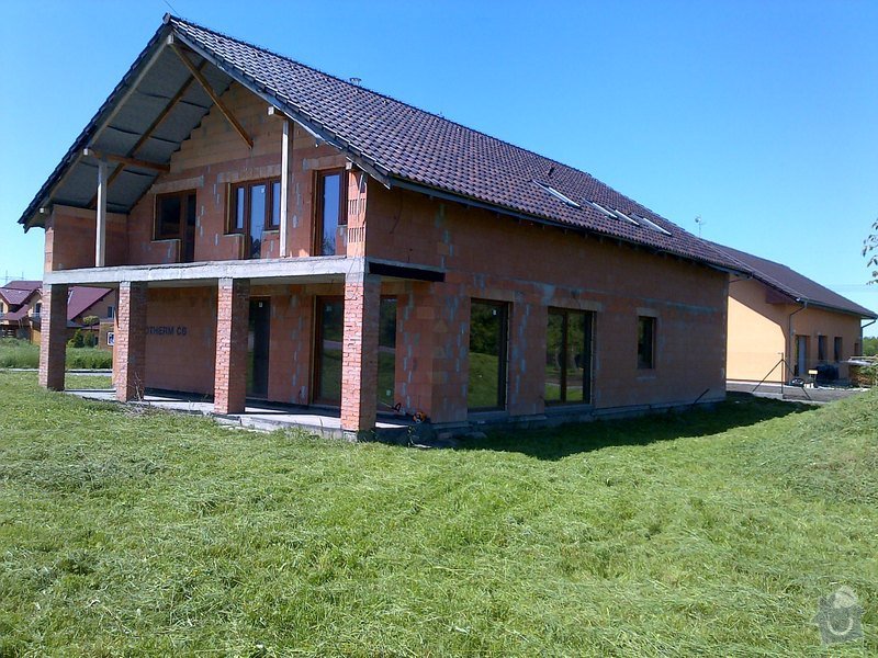 Dokončení střechy a štítů rod.domu ve fázi hrubé stavby: Odolena_Voda-20130519-00147