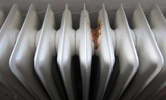 Oprava otopné soustavy - výměna 6 ks plechových článkových radiátorů - stav před realizací