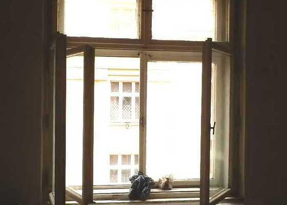 Lakovani oken a dveri, vymalovani bytu - stav před realizací