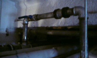 Přeložení horkovodu a vodovodu v bytovém domě