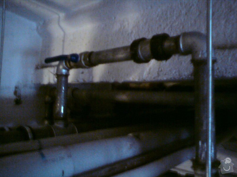 Přeložení horkovodu a vodovodu v bytovém domě: DSC08308