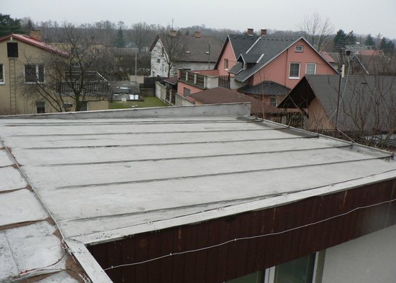Nová střecha na rovném Okálu