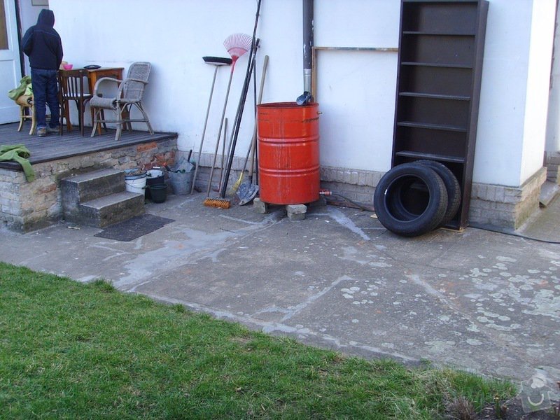 Litý beton a schody kolem domu: chodnicky_a_zlabky_7