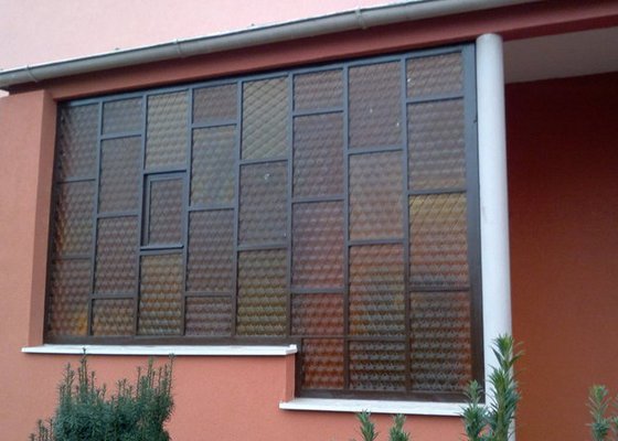 Renovace prosklené stěny zádveří