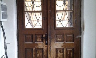 Zateplení a renovace starých vstupních dveří - stav před realizací
