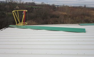 Oprava oplechování střechy na průmyslové hale - stav před realizací