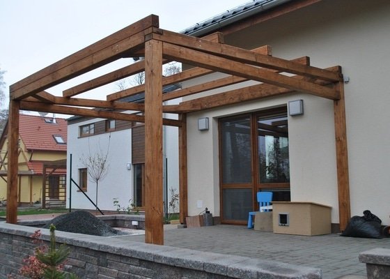 Zahradní altán, 2x dřevěná pergola u novostavby RD Hněvotín