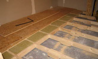 Vybudování konstrukce místnosti ze dřevěných trámů, (akustické příčky), akustická podlaha, sádrokarton.