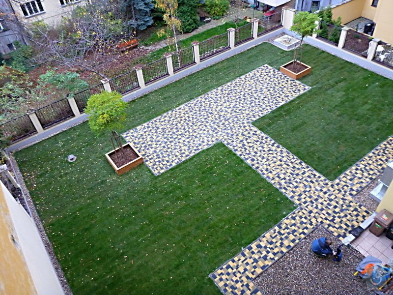 Položení travního koberce a zahradní dlažby (zahrada 440 m2): Zahrada_vnitrobloku_ul.Ovenecka_4_