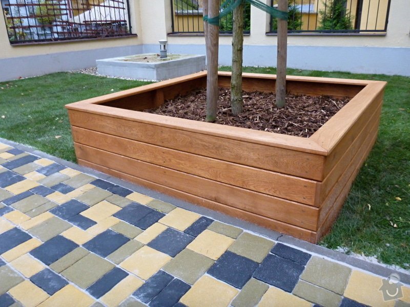 Položení travního koberce a zahradní dlažby (zahrada 440 m2): Zahrada_vnitrobloku_ul.Ovenecka_11_