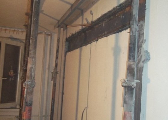 Vyříznutí části nosné zdi dle projektu (dělící zeď v panelovém 1+1 o delce cc 2,4 m) včetně instalace nosných ocelových výztuh