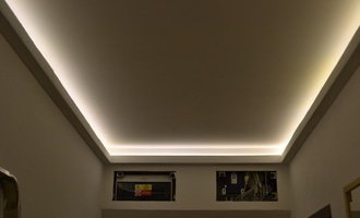 Osvětlení zádveří panelového bytu.