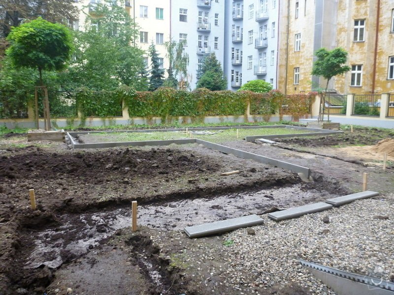 Položení travního koberce a zahradní dlažby (zahrada 440 m2): Zahrada_vnitrobloku_ul.Ovenecka_2_