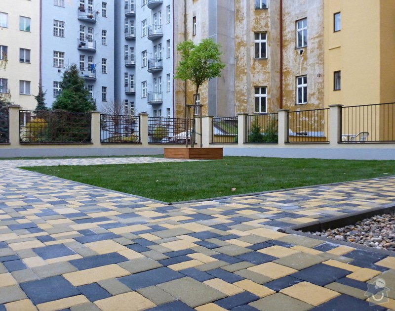 Položení travního koberce a zahradní dlažby (zahrada 440 m2): Zahrada_vnitrobloku_ul.Ovenecka_8_
