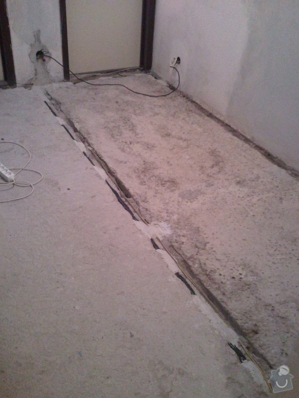 Vyrovnani betonove podlahy 15m2 (chodba v panelaku 7p.): 20130619_094456