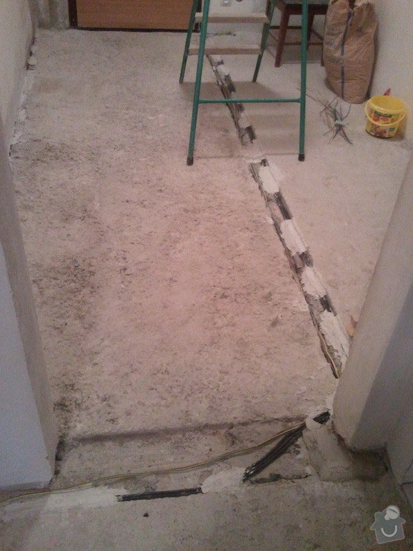 Vyrovnani betonove podlahy 15m2 (chodba v panelaku 7p.): 20130619_094536