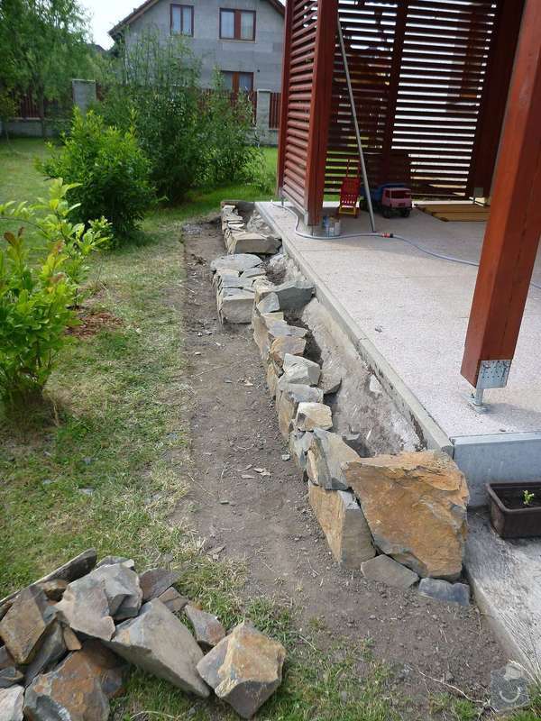 Okapová zídka u terasy, obložení betonové podesty přírodním kamenem: P1020524