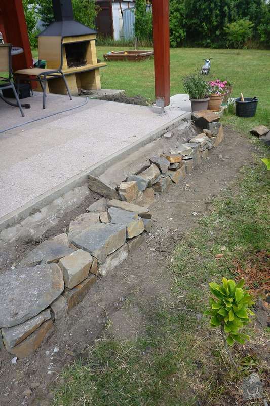 Okapová zídka u terasy, obložení betonové podesty přírodním kamenem: P1020525