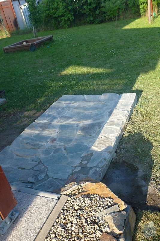 Okapová zídka u terasy, obložení betonové podesty přírodním kamenem: P1020613