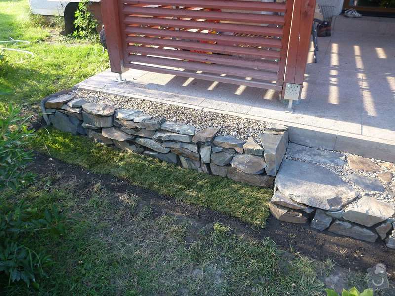 Okapová zídka u terasy, obložení betonové podesty přírodním kamenem: P1020620