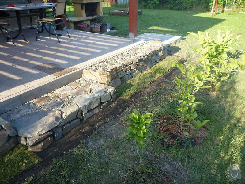 Okapová zídka u terasy, obložení betonové podesty přírodním kamenem: P1020622