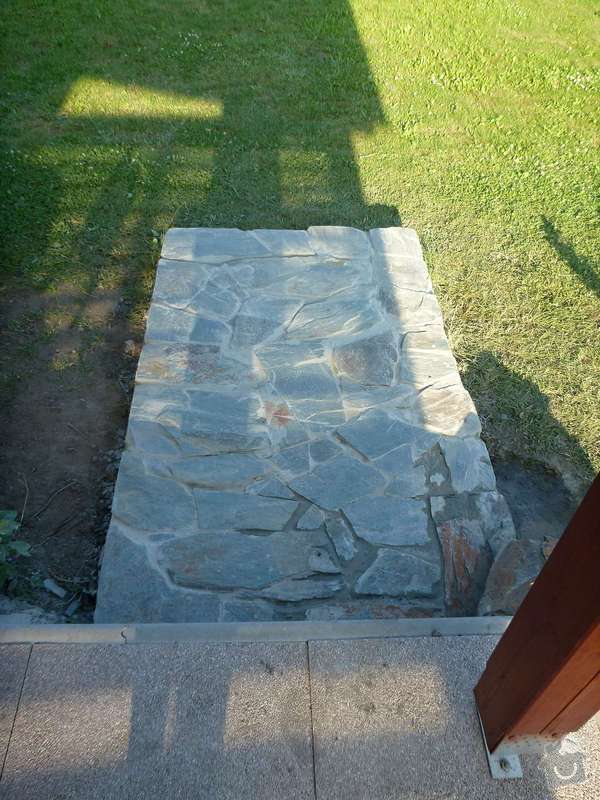 Okapová zídka u terasy, obložení betonové podesty přírodním kamenem: P1020623