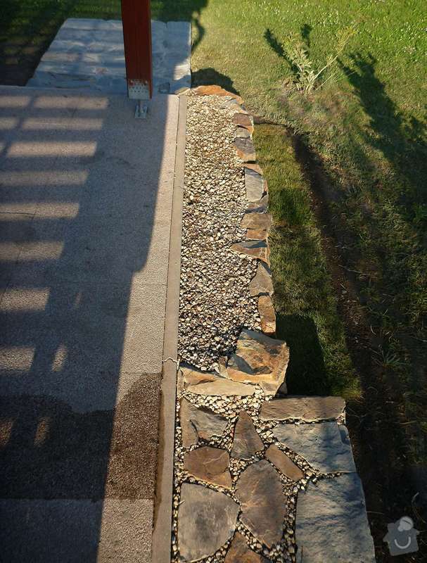 Okapová zídka u terasy, obložení betonové podesty přírodním kamenem: P1020624