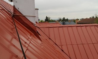 Nátěr plechové střechy bytového domu.