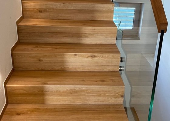 Dodání a pokládka vinylové clic podlahy + vinylových schodů