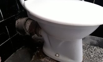 Výměna wc mísy + drobné instalatérské práce ve starém RD - stav před realizací