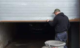 Oprava sekcnich garazovych vrat - sloupana barva
