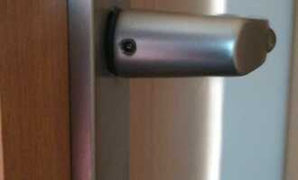 Oprava kliky u vstupních dveřích - stav před realizací