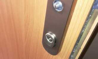 Oprava kliky u vstupních dveřích - stav před realizací