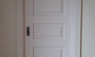 Dřevěné kazetové interiérové dveře do obložkové zárubně