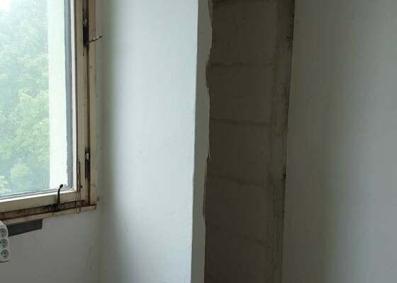 Rekonstrukce stěn pokojů, odstranění příčky, zazdění dvou průchodů