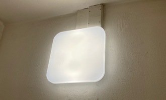 Výměna starých světel v koupelně a na wc, odstranění starého elektro topení v koupelně