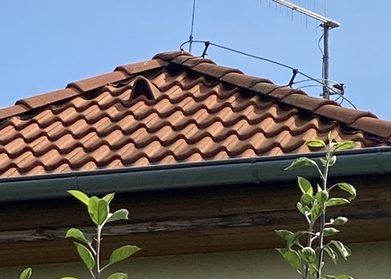 Oprava střechy na rodinném jednopatrovém domě  výměna izolace pod hřebenenovými taškamim