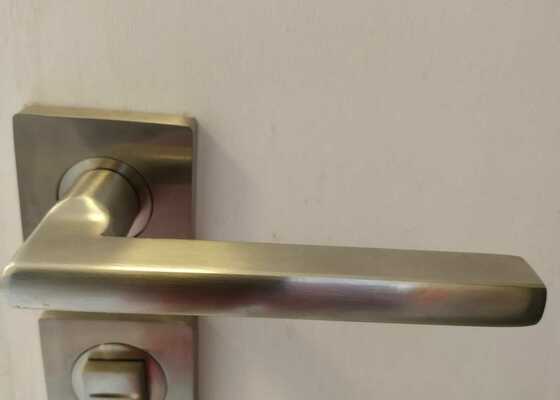 Oprava padlé kliky (klika nefunguje) - dveře do koupelny
