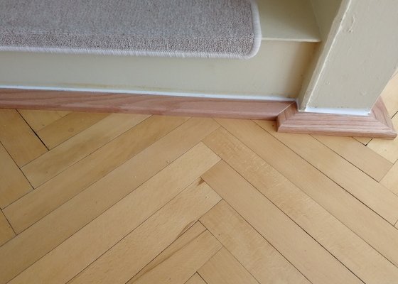 Montáž drevených líšt k parketovej podlahe v staršom rodinnom dome